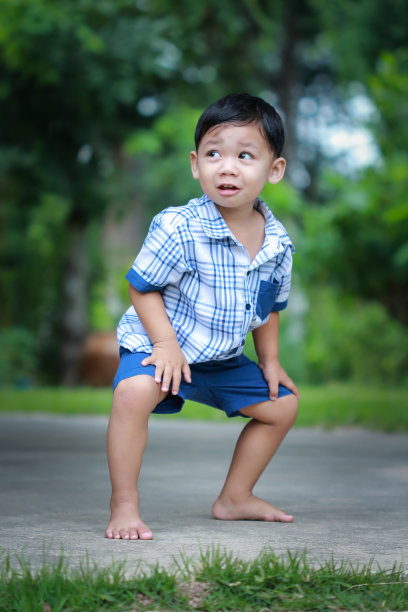 站在那里的男孩眼睛盯着前方。图片下载