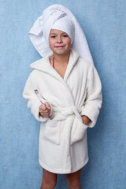 穿着白色浴衣的漂亮小女孩图片下载