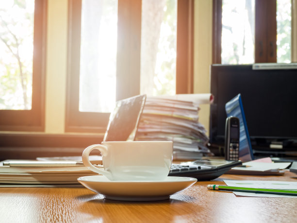 一杯咖啡和会议室的办公用品图片下载