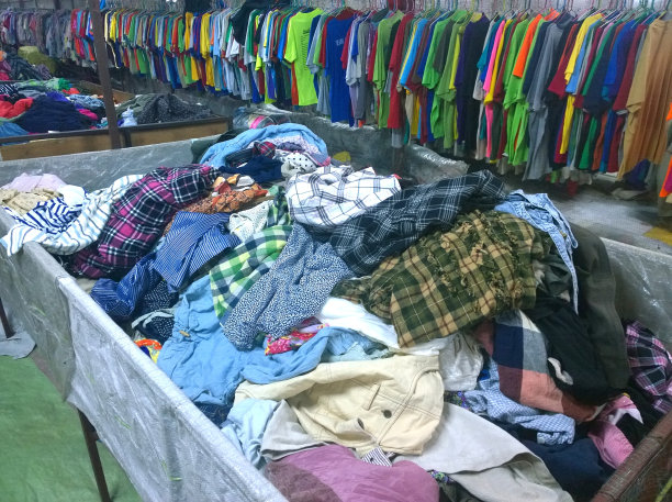 市场上的二手衣服图片下载