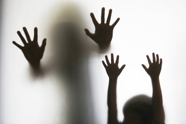 母亲和儿子的影子图片下载