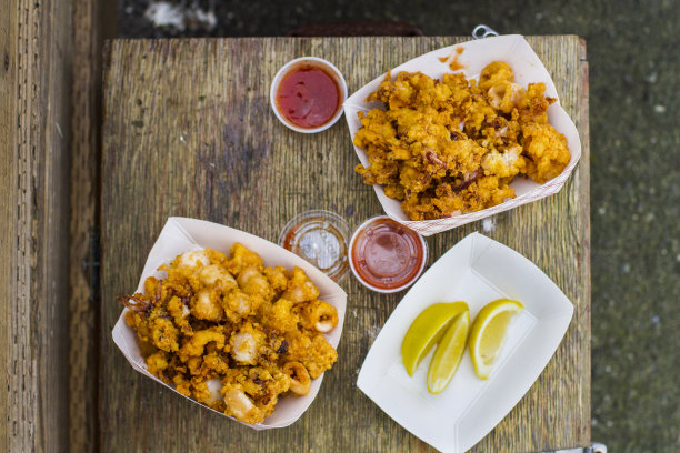 木质表面上的鱿鱼海鲜图片下载