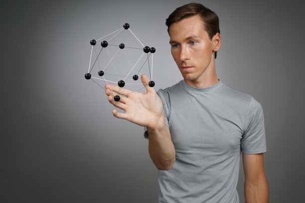 研究分子或晶格模型的人类科学家。图片下载