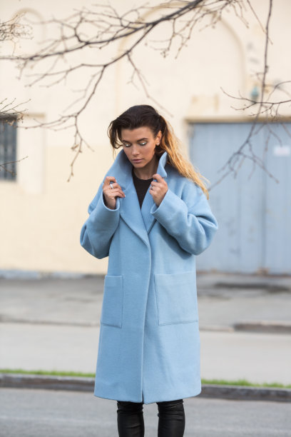 穿蓝色外套的女孩扶着衣领图片下载