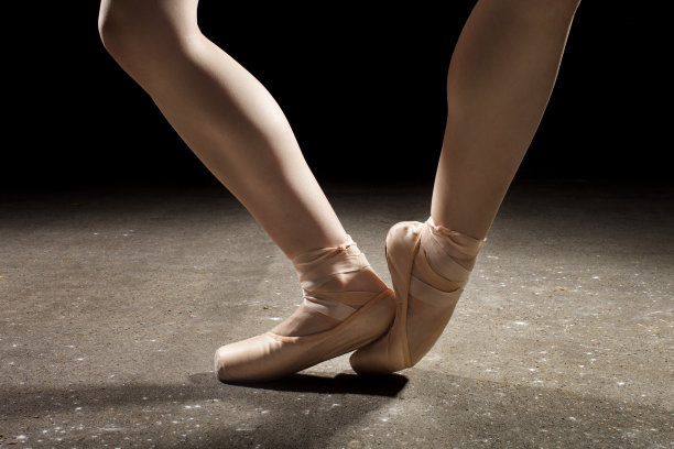 女人的伸展芭蕾脚在尖鞋图片下载