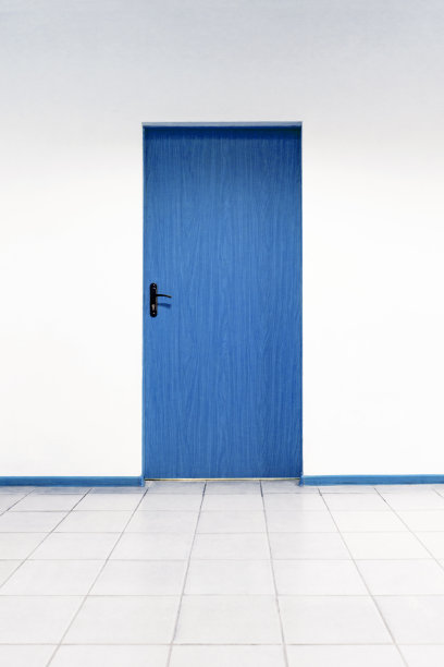 室内干净的墙壁上的木门图片下载