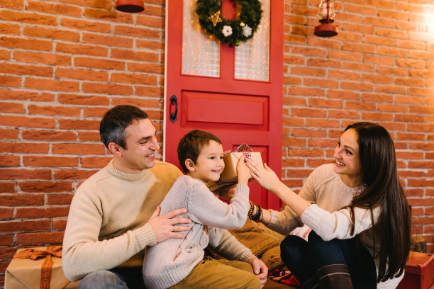 圣诞节父母给孩子一份礼物图片下载