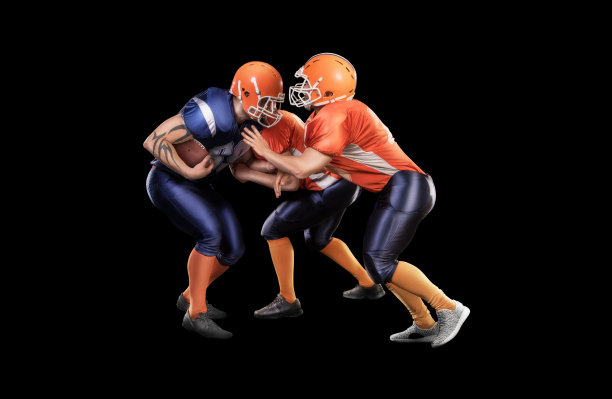 强大的美式足球运动员在行动与球隔离图片下载