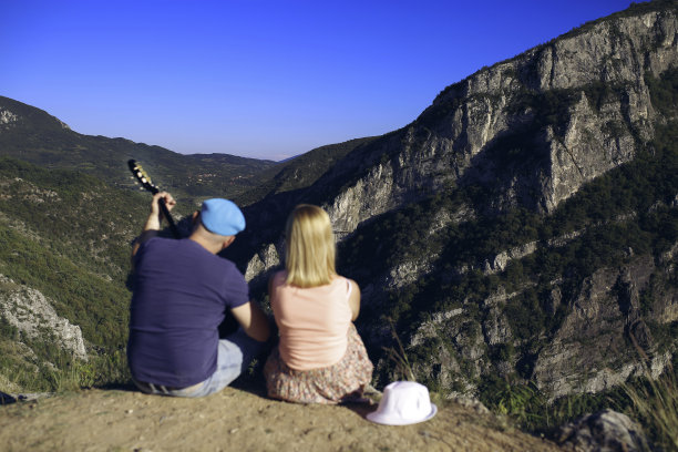 小伙子给女朋友弹吉他图片下载
