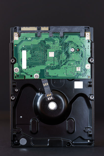 Sata硬盘驱动器上的黑色背景特写图片下载