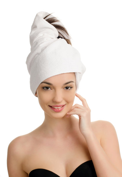头上裹着毛巾的女人。图片下载