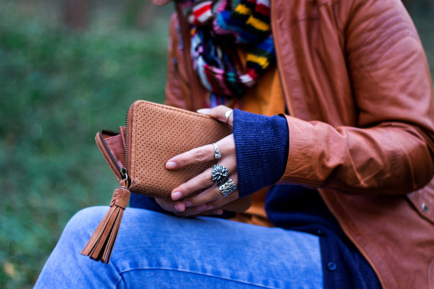 拿着空钱包的女人。贫困、税收、债务和其他问题。图片下载