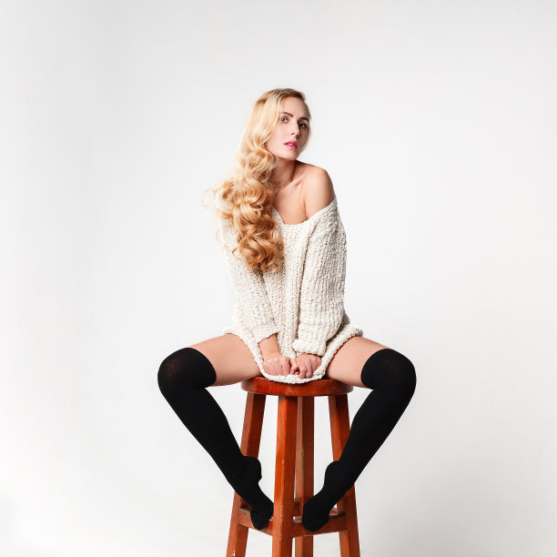 性感美丽的金发女孩穿着黑袜子图片下载