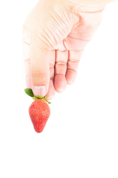 手拿着草莓图片下载