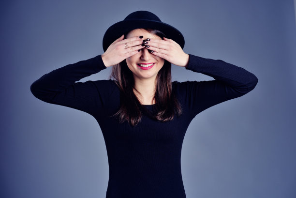 红唇的模特，复古的帽子图片下载