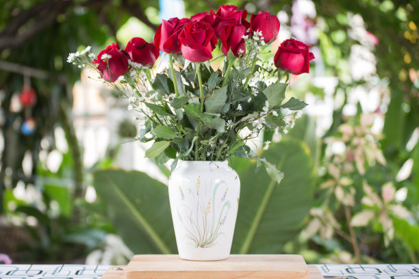 红色的花在白色的罐子图片下载