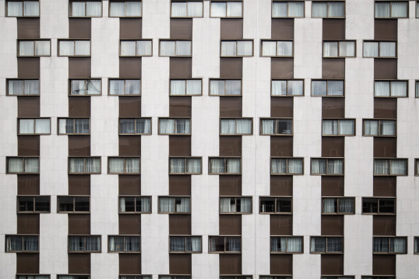 建筑物的正面有许多窗户图片下载