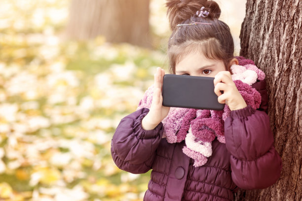 女孩用智能手机自拍图片下载