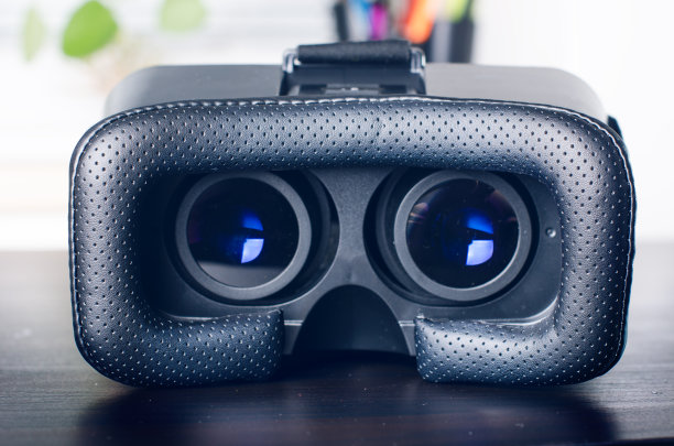 桌面的虚拟现实眼镜和白色背景。图片下载