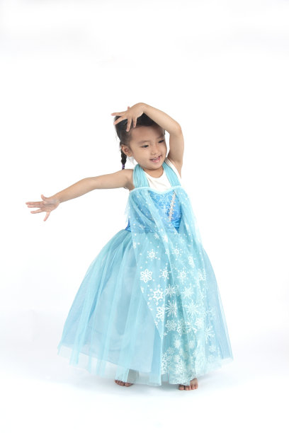 亚洲小女孩像一只穿着蓝色裙子跳舞的小鸟图片下载