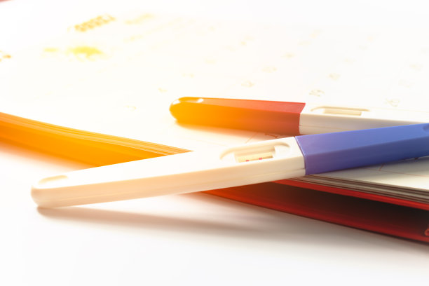 日历背景上有阳性妊娠试验结果图片下载