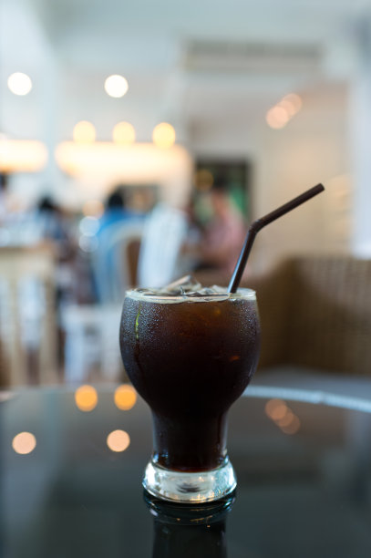 桌上有冰美式黑咖啡。景深浅图片下载