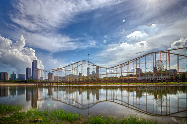 过山车的轨道和倒影在湖中图片下载