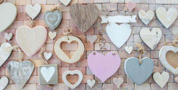 各种各样的心在石头的背景图片下载