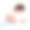 年轻的母亲和婴儿在换尿布台上图片下载