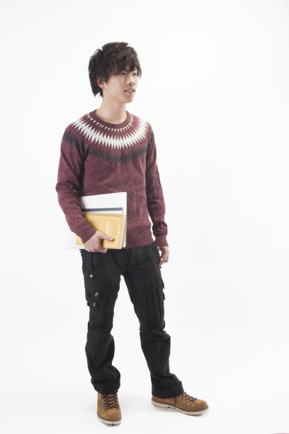 一个拿着书的日本年轻人的肖像图片下载