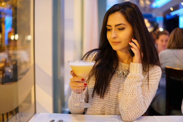 街上的女孩图片下载