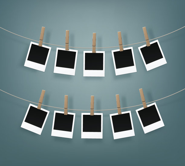 一套衣服夹与复古的相框在绳子上图片下载