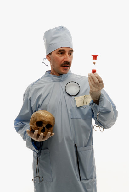 医生右手拿着沙漏测量时间图片下载