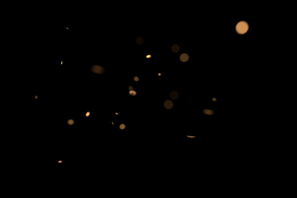 模糊的火花从火前面的黑色背景素材图片