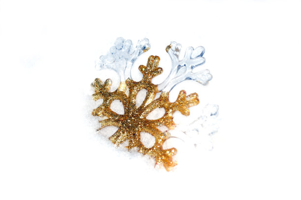 雪花在白色的背景上，在雪中呈金色图片下载