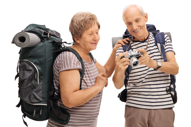 老徒步者在看相机上的照片图片下载