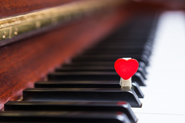 钢琴与红色木制心夹图片下载