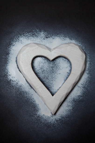 节日的礼物和心在黑色的背景上。情人节图片下载