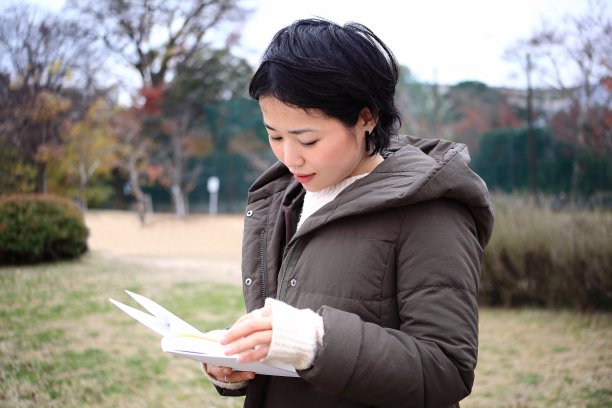 日本妇女在公园看书图片下载