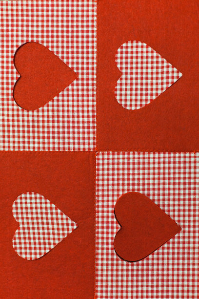 红色的方格背景以心形装饰图片下载