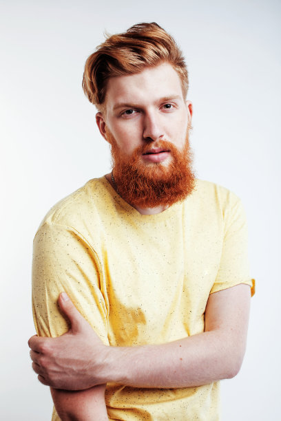 年轻帅气的留着姜黄色胡子的家伙看起来很孤独图片下载