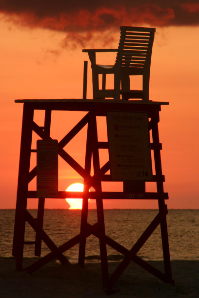 日落时空的救生员椅子图片下载