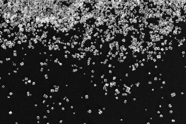 白色的冰糖在黑色的背景图片下载