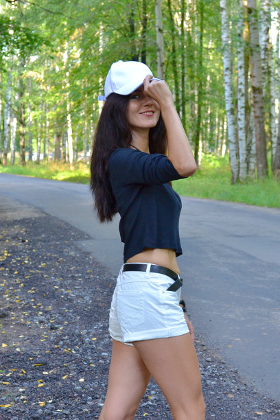 戴着帽子微笑的女人图片下载