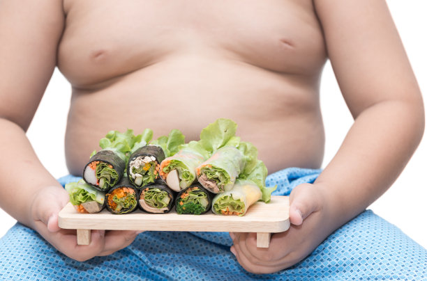 沙拉卷在胖男孩手上孤立图片下载