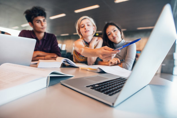 学生为他们的项目寻找信息图片下载