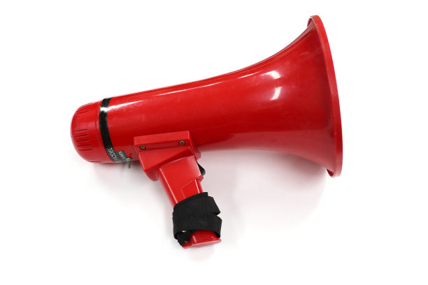 白色背景的红色扩音器图片下载