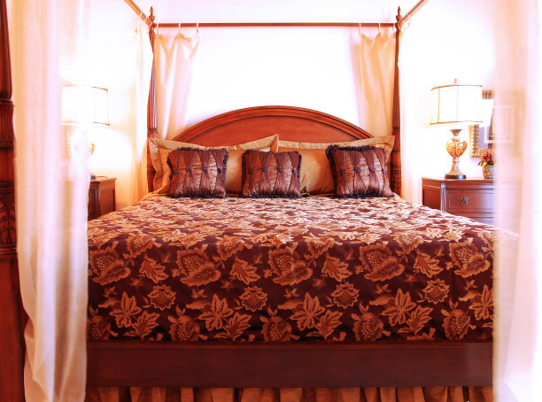 浪漫的四柱床图片下载