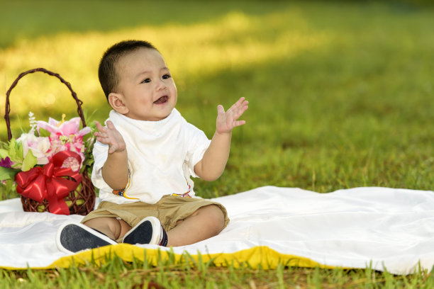 美丽的微笑可爱的小男孩。图片下载