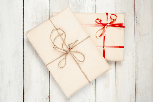 木桌上放着礼品盒图片下载
